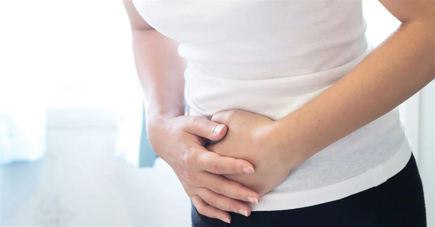 لماذا أشعر بألم أسفل البطن بعد ترك حبوب منع الحمل